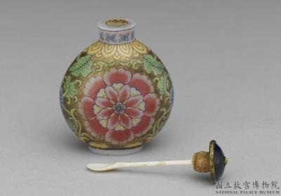 图片[3]-Glass-body painted enamel snuff bottle with winding passionflower branches on a gold background, Qing dynasty, Qianlong reign (1736-1795)-China Archive